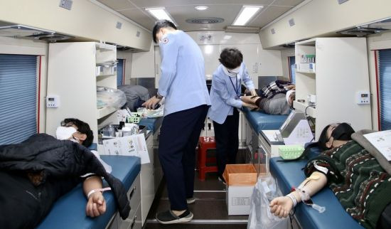 전남도교육청 직원 40여 명은 자율적으로 헌혈 운동에 참여해 사랑 나눔을 실천했다. 사진=전남도교육청 제공