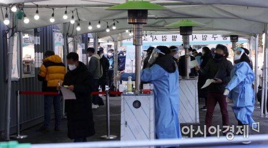 완만한 감소세를 보이던 신종 코로나바이러스감염증(코로나19) 신규 확진자 수가 열흘 만에 다시 500명대 중반까지 치솟은 27일 서울역광장에 마련된 임시 선별검사소에서 시민들이 검사를 받고 있다./김현민 기자 kimhyun81@