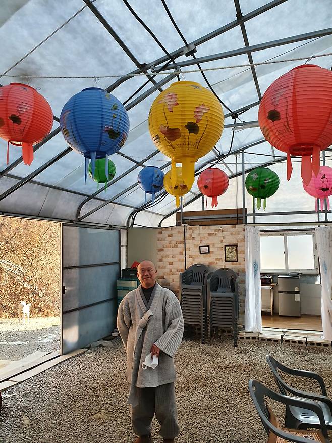 경남 산청 비닐하우스 법당엔 연등이 50개쯤 걸려 있다. /김한수 기자