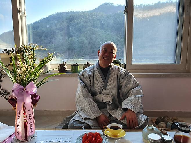 경남 산청에서 비닐하우스 짓고 6년간 부처님을 모신 도정 스님. 난초 화분은 스님의 중앙승가대 학보사 동문들이 책 출간을 축하하며 보내온 것이다. /김한수 기자