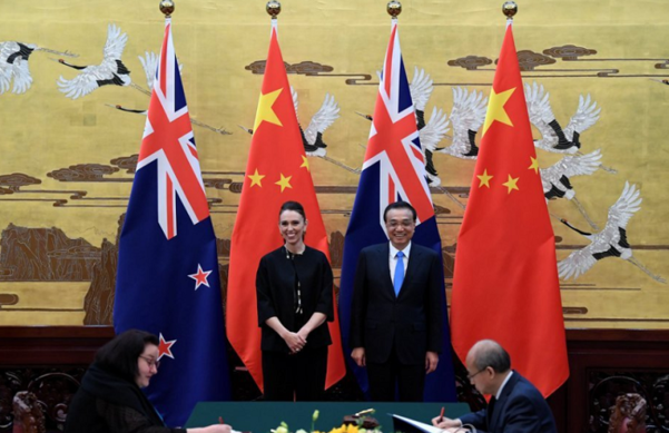 지난 2019년 중국을 방문한 저신다 아던 뉴질랜드 총리와 리커창 중국 총리. /로이터 연합뉴스