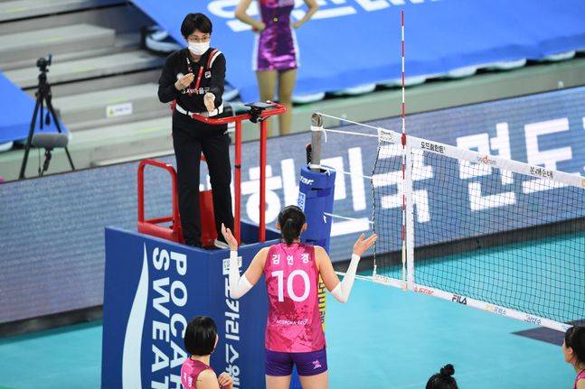 김연경이 26일 GS칼텍스와 경기 중 주심을 찾아가 판정에 항의하고 있다. ⓒ KOVO