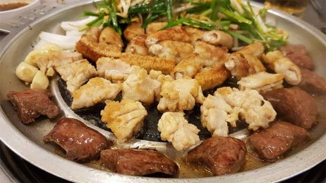 ‘황소곱창구이’의 양, 곱창 모둠구이. 석창인 씨 제공