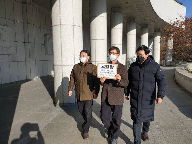 허성권 KBS노동조합 위원장과 공영방송을 사랑하는 전문가연대의 조맹기 공동대표, 이영풍 KBS노동조합 정책공정방송실장(왼쪽부터)이 라디오 뉴스를 편파 진행했다는 논란이 제기되고 있는 KBS 김모 아나운서에 대한 고발장을 접수하기 위해 27일 서울 서초구 대검찰청으로 들어가고 있다. 공영방송을 사랑하는 전문가연대 제공