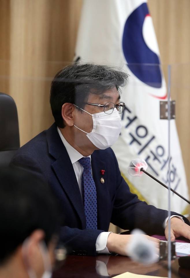 엄재식 원자력안전위원회 위원장이 27일 원자력안전위원회 대회의실에서 온나라 영상회의를 통해 2021년 원안위 업무계획을 설명하고 있다. 원자력안전위원회 제공
