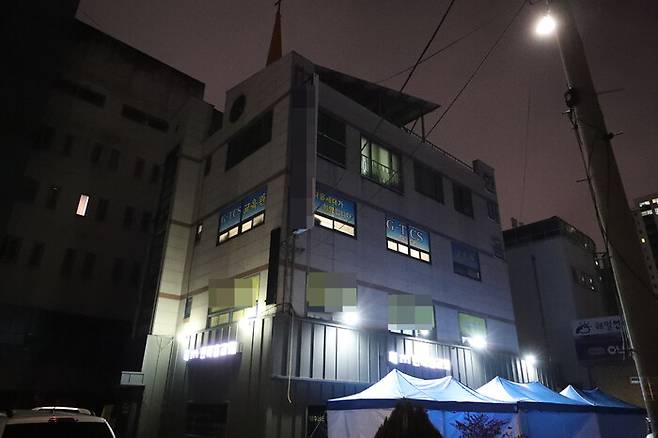 26일 오후 광주 광산구 운남동 광주TCS국제학교에 불이 켜져 있다. 학생과 교직원 등 122명이 합숙한 이곳에서 109명이 확진됐다.연합뉴스