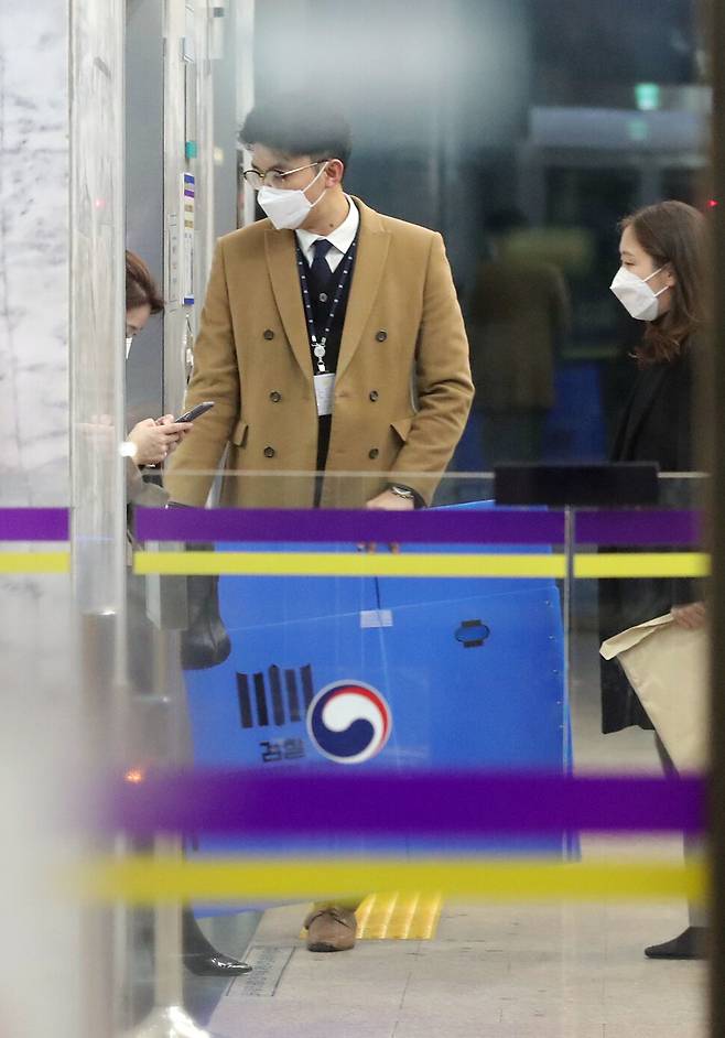 위법성 논란이 불거진 김학의 전 법무부 차관 출국금지 사건을 수사 중인 수원지방검찰청 관계자들이 지난 21일 오후 정부과천청사 법무부에서 관련 압수수색을 위해 상자를 옮기고 있다. 연합뉴스.