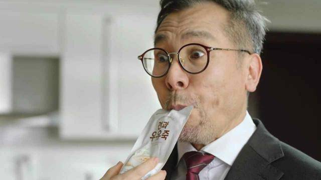 지난해 부산에서 촬영한 우유죽 광고에 유효종씨가 출연한 모습. 유씨 제공