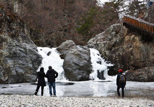 내연산 12폭포 중 제1폭포. 오랜 가뭄에도 불구하고 이곳부터 청아한 물소리가 계곡을 가득 채운다.