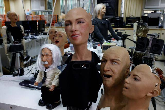 12일 홍콩의 핸슨로보틱스 연구실에 이 회사가 개발한 휴머노이드 로봇이 놓여 있다. 홍콩=로이터 연합뉴스