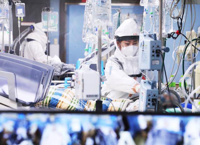 신종 코로나바이러스 감염증(코로나19) 거점전담병원인 경기도 평택시 박애병원에서 의료진이 분주하게 움직이고 있다. 연합뉴스