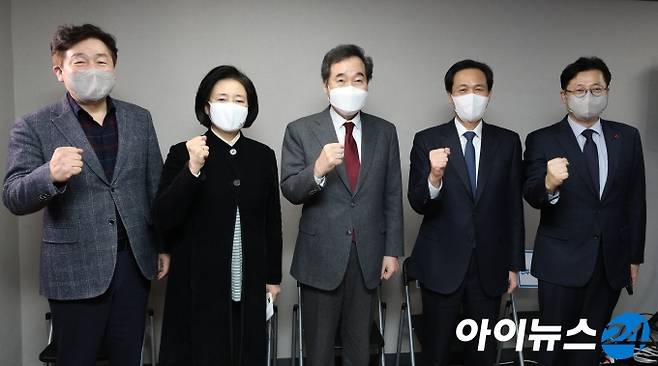 이낙연 더불어민주당 대표와 서울시장 보궐선거에 출마한 우상호 의원, 박영선 전 장관 등 참석자들이 27일 서울 여의도 더불어민주당 서울시당에서 열린 '민주당 정책엑스포 in 서울'에서 기념촬영을 하고 있다.