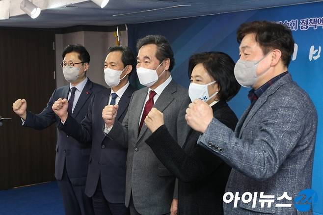 이낙연 더불어민주당 대표와 서울시장 보궐선거에 출마한 우상호 의원, 박영선 전 장관 등 참석자들이 27일 서울 여의도 더불어민주당 서울시당에서 열린 '민주당 정책엑스포 in 서울'에서 기념촬영을 하고 있다.