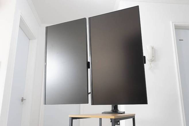 루나랩 헤비 모니터암 듀얼에 32형 모니터 두 대를 피벗으로 배치한 예시. 출처=IT동아