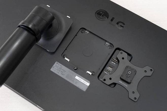 베사 마운트가 없는 모니터는 매우 드물다. 베사 마운트가 없다면 외장 모니터암을 사용할 수 없다. 출처=IT동아