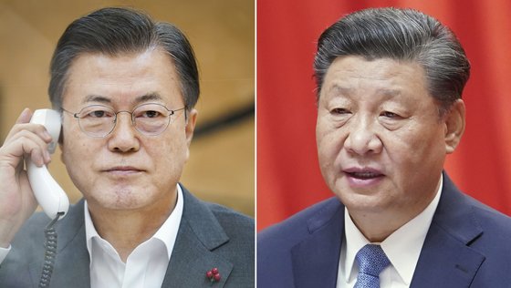 문재인 대통령(왼쪽)이 26일 오후 청와대에서 시진핑 중국 국가주석과 전화 통화하고 있다. 연합뉴스