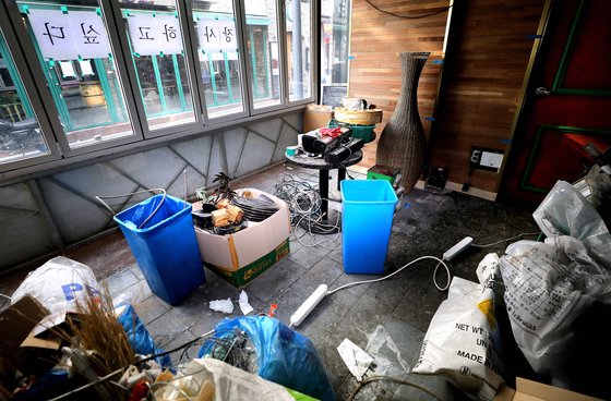 지난 14일 서울 용산구 이태원의 한 폐업한 가게 창문에 ‘장사하고 싶다’는 종이가 붙어 있는 모습. [뉴스1]