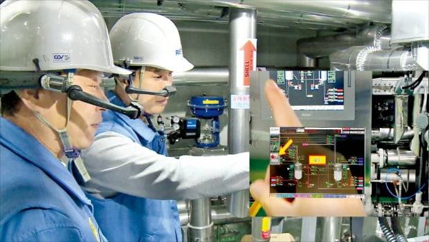 포스코케미칼 파일럿 공장의 현장 작업자들이 확장현실(XR) 기반 원격협업 솔루션을 시연하고 있다.  정보통신산업진흥원 제공.