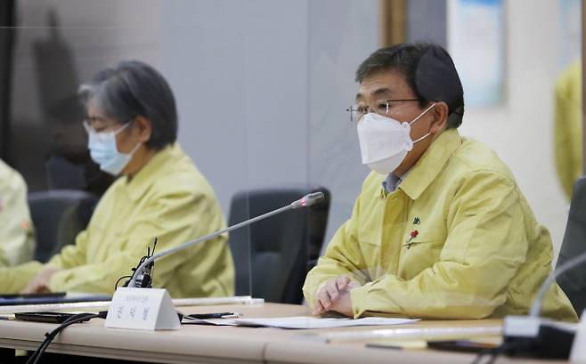 권덕철 보건복지부 장관(오른쪽)과 정은경 질병관리청장이 지난 26일 오전 충북 청주 질병관리청에서 열린 ‘백신 접종 의정공동위원회’에서 의료계 대표들과 백신 접종 계획을 논의하고 있다.