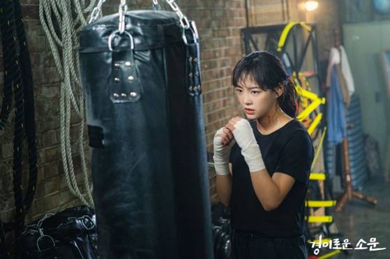 Scenes from cable channel OCN's drama ″The Uncanny Counter″ where actor Kim Se-jeong takes on the role of Do Ha-na, a mysterious exorcist with psychometric powers. [OCN]