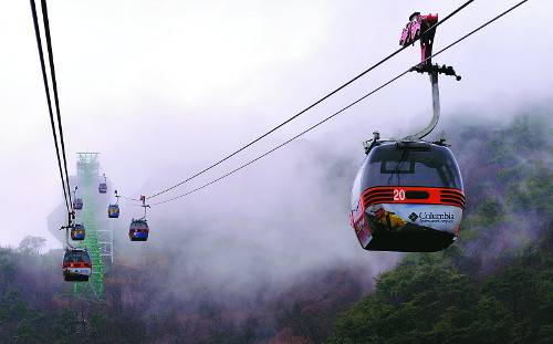 26일 환경부 원주지방환경청이 중앙행정심판위원회로부터 설악산 오색케이블카 설치사업 환경영향평가 협의내용 취소 청구에 대한 행정심판 인용 재결서 정본을 송달받았다. 사진은 경남 통영시에 설치된 한려수도 케이블카 모습. 국민일보DB