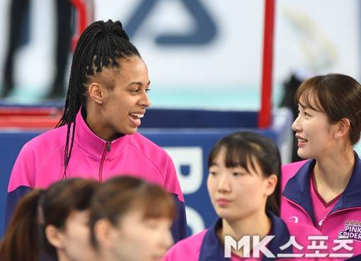 김나희와 이야기를 나누며 밝은 미소를 짓는 브루나.