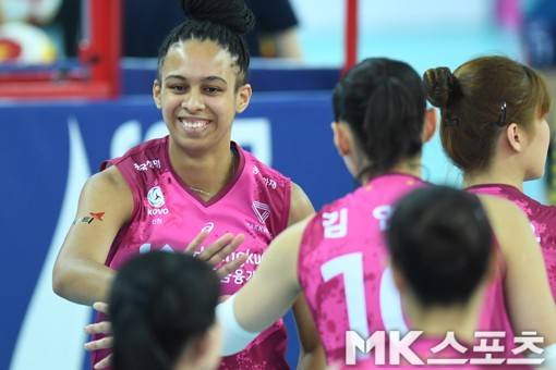 흥국생명의 승리가 확실시된 4세트 후반, 마침내 브루나는 코트에 들어서서 데뷔번을 갖게 됐다.