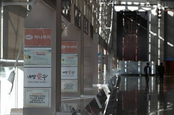 국내 여행업계 1위 하나투어가 코로나19 장기화에 따라 인력 구조조정에 나서는 가운데 19일 오전 인천국제공항 1터미널의 여행사 부스가 한산하다. /사진=뉴시스