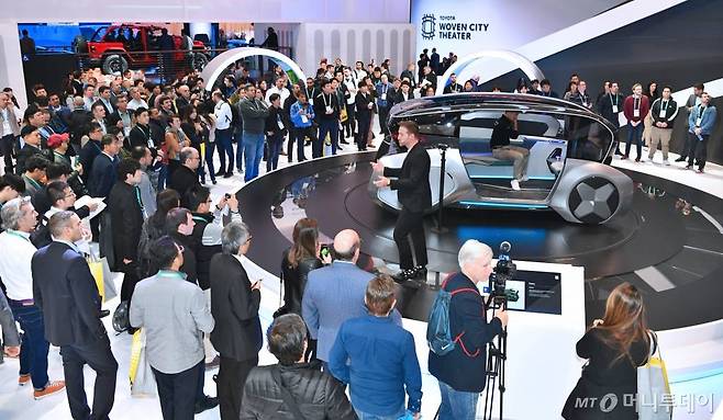 미국 라스베가스에서 열린 CES에서 업계 관계자들이 현대모비스의 자율주행 공유컨셉 엠비전S를 관람하고 있다/사진제공=현대모비스
