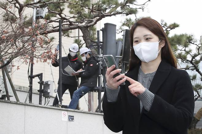 KT 직원들이 서울 종로구 KT 광화문사옥에 시범적으로 구축한 5G 단독모드(SA) 네트워크를 이용해 체감품질을 점검하는 모습 /사진=KT
