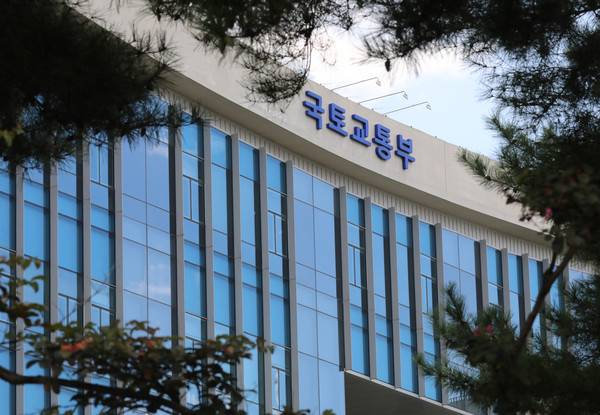 국토교통부는 주택 실거래가 공개시스템을 개선해 다음 달 시행할 계획이다. 고된 계약이 해지될 경우 정보를 삭제하는 것이 아니라 해당 거래가 해지된 사실을 표시하고 해제 사유 발생일을 공개하도록 할 방침이다. /사진제공=국토교통부