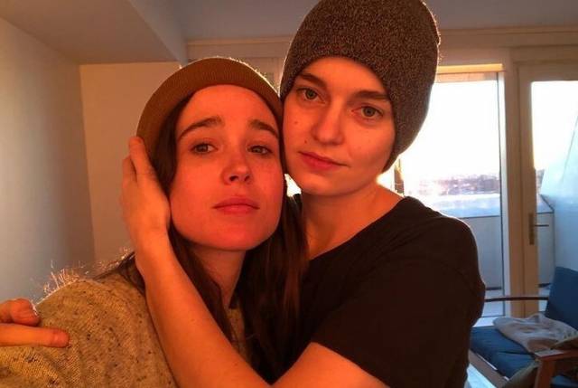 엘리엇 페이지가 엠마포트너와 함께 카메라를 바라보고 있다. /사진= 엘리엇 페이지 인스타그램