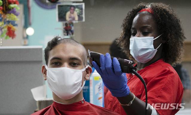 [워싱턴= AP/뉴시스] 지난 해 7월 미국 웨스트포인트 육군사관학교 입학을 위해 머리를 삭발하고 있는 아이닿주 노아 페티 생도.  미군 남성의 헤어스타일은 여전히 삭발에 가깝지만 여군은 앞으로 긴 포니테일이나 짧은 커트 머리,  이어링과 손톱손질등 개인의 미용선택권이 대폭 확대된다.