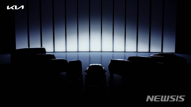 [서울=뉴시스]기아자동차는 15일 유튜브와 글로벌 브랜드 웹사이트를 통해 '뉴 기아 브랜드 쇼케이스(New Kia Brand Showcase)'를 개최, 새로운 브랜드 지향점과 지속 가능한 모빌리티 솔루션을 제공하기 위한 구체적인 미래 전략을 발표했다. 사진은 기아차가 공개한 전기차와 PBV 제품 라인업의 모습. (사진=기아자동차 제공) 2021.01.15. photo@newsis.com