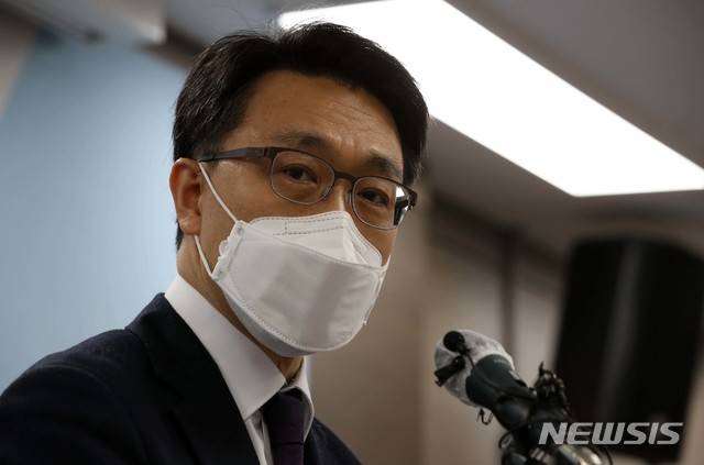 [과천=뉴시스]홍효식 기자 = 김진욱 초대 고위공직자범죄수사처(공수처) 처장이 21일 경기도 과천시 정부과천청사에서 열린 취임식에 참석해 취임사를 하고 있다. (공동취재사진) 2021.01.21. photo@newsis.com