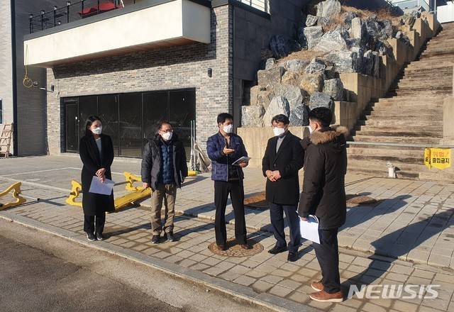 도로 개설 현장을 점검하는 김정원 수지구청장.