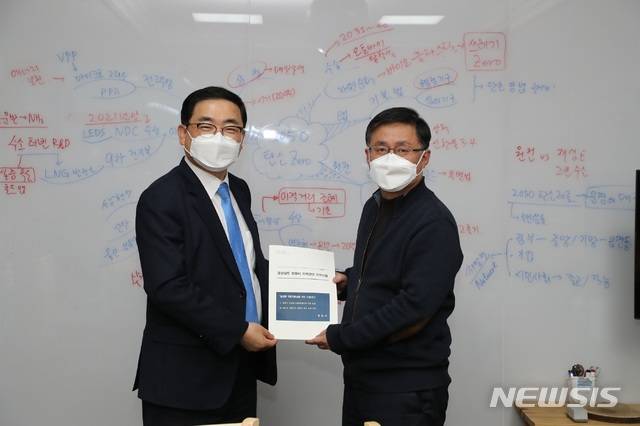 [창원=뉴시스] 강경국 기자 = 허성무 경남 창원시장이 27일 더불어민주당 김성환 의원을 만나 경제·환경 분야 현안 해결을 위한 지역 현안을 건의하고 있다. (사진=창원시청 제공). 2021.01.27. photo@newsis.com