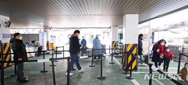 [서울=뉴시스]김명원 기자 = 16일 오전 주말을 맞아 서울 동작구 사당문화회관 주차장에 마련된 동작구청 임시 선별진료소에서 시민들이  코로나19 감염증 검사를 위해 줄지어 대기하고 있다. 동작구민체육센터와 사당문화회관 임시 선별진료소에서는 앞으로  4주간인 2월 13일 까지 연장 운영하며, 원하는 시민 누구나 증상유무와 관계없이 검사를 받을 수 있다. (사진=동작구 제공)  2021.01.16. photo@newsis.com