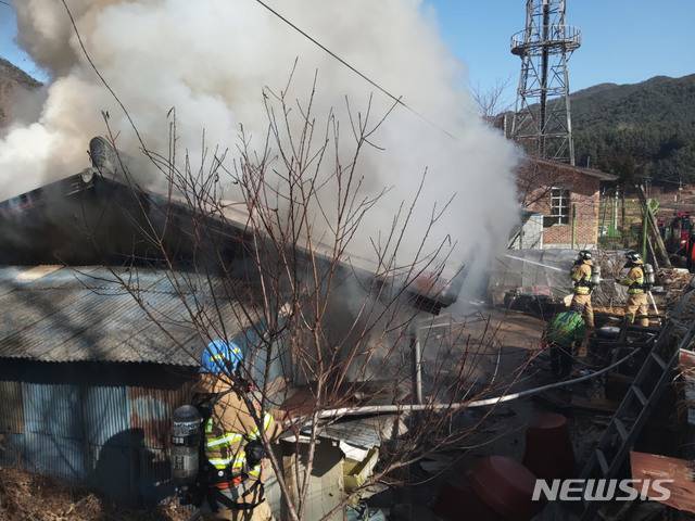 [인제=뉴시스] 김유나 기자 = 강원 인제소방서 소방관들이 27일 오후 인제군 남면 신남리 단독주택에서 화재를 진압하고 있다. 2021.01.27. (사진=강원도소방본부 제공) photo@newsis.com