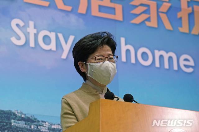 [홍콩=AP/뉴시스]캐리람 홍콩 행정장관이 8일 홍콩에서 정례 기자회견을 하고 있다. 람 장관은 코로나19가 급증하면서 야간 회식 금지와 상가 부분 폐쇄 확대 등을 포함한 사회적 거리 두기를 강화할 것이라고 밝혔다. 2020.12.08.