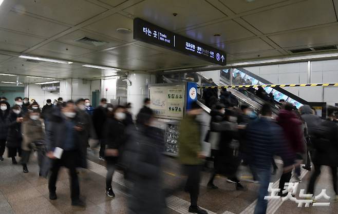 대중교통 이용하는 시민들. 이한형 기자
