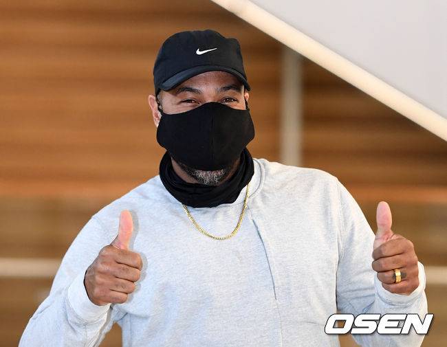 [OSEN=인천공항, 이대선 기자]한화 이글스 조니 워싱턴 타격코치가 입국장을 나가며 취재진을 향해 포즈를 취하고 있다.  /sunday@osen.co.kr
