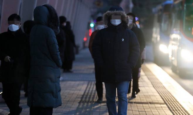 오전 서울 영등포구 여의도 환승센터에서 두꺼운 옷차림의 시민들이 출근길 발걸음을 서두르고 있는 모습. 뉴시스