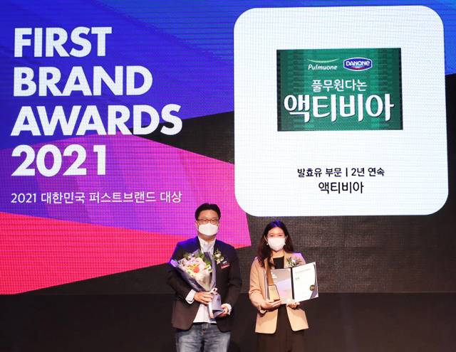 장여진(오른쪽) 풀무원다논 액티비아 팀장이 26일 열린 ‘2020 대한민국 퍼스트브랜드 대상’에서 트로피를 들고 기념 촬영을 하고 있다./사진 제공=풀무원다논