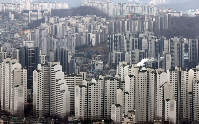 지난해 전국 고가아파트와 저가아파트의 가격 격차가 역대 최대로 벌여졌다. 사진은 이날 오전 서울 여의도 63스퀘어에서 바라본 서울 시내 아파트 단지다./연합뉴스