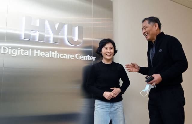 하성규 한양대 산학협력단장 겸 기술지주회사 대표가 김형숙 센터장을 찾아 격려하고 있다.