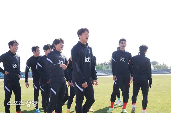 김학범 감독이 이끄는 한국 올림픽대표팀 선수들이 27일 제주 서귀포 공천포축구센터에서 훈련 도중 환하게 웃고 있다.      서귀포 | 윤은용 기자 plaimstone@kyunghyang.com