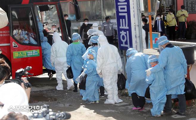 코로나19 집단 확진이 발생한 광주 광산구 운남동 광주 TCS 국제학교에서 확진자들이 치료 센터로 향하는 이송 버스에 오르고 있다. 이곳에서는 120여명이 합숙 생활을 하다가 113명이 코로나19에 확진됐다. 연합뉴스