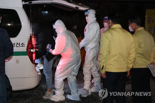 외부 격리시설로 옮겨지는 광주TCS국제학교 음성 판정 합숙생들 (광주=연합뉴스) 정회성 기자 = 27일 오전 광주 광산구 운남동 광주TCS국제학교에서 방역당국 관계자가 신종 코로나바이러스 감염증(코로나19) 음성 판정을 받은 합숙생을 격리 시설로 이송하고 있다. 방역 당국은 학생과 교사 등 다수가 합숙한 이곳에서 100명이 코로나19에 확진됐다고 밝혔다. 2021.1.27 hs@yna.co.kr