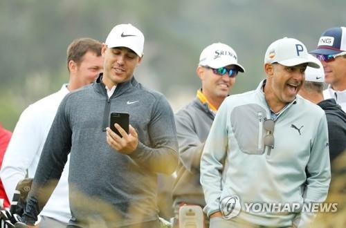 켑카(왼쪽)와 연습장에서 대화를 나누며 활짝 웃는 하먼. [AFP/게티이미지=연합뉴스]